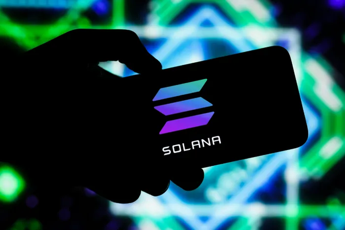 Symbolic image of Sol Incinerator featuring a Solana token in a person’s hand.

